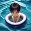 读者海边小鱼的头像，年轻男性侧脸，户外光线